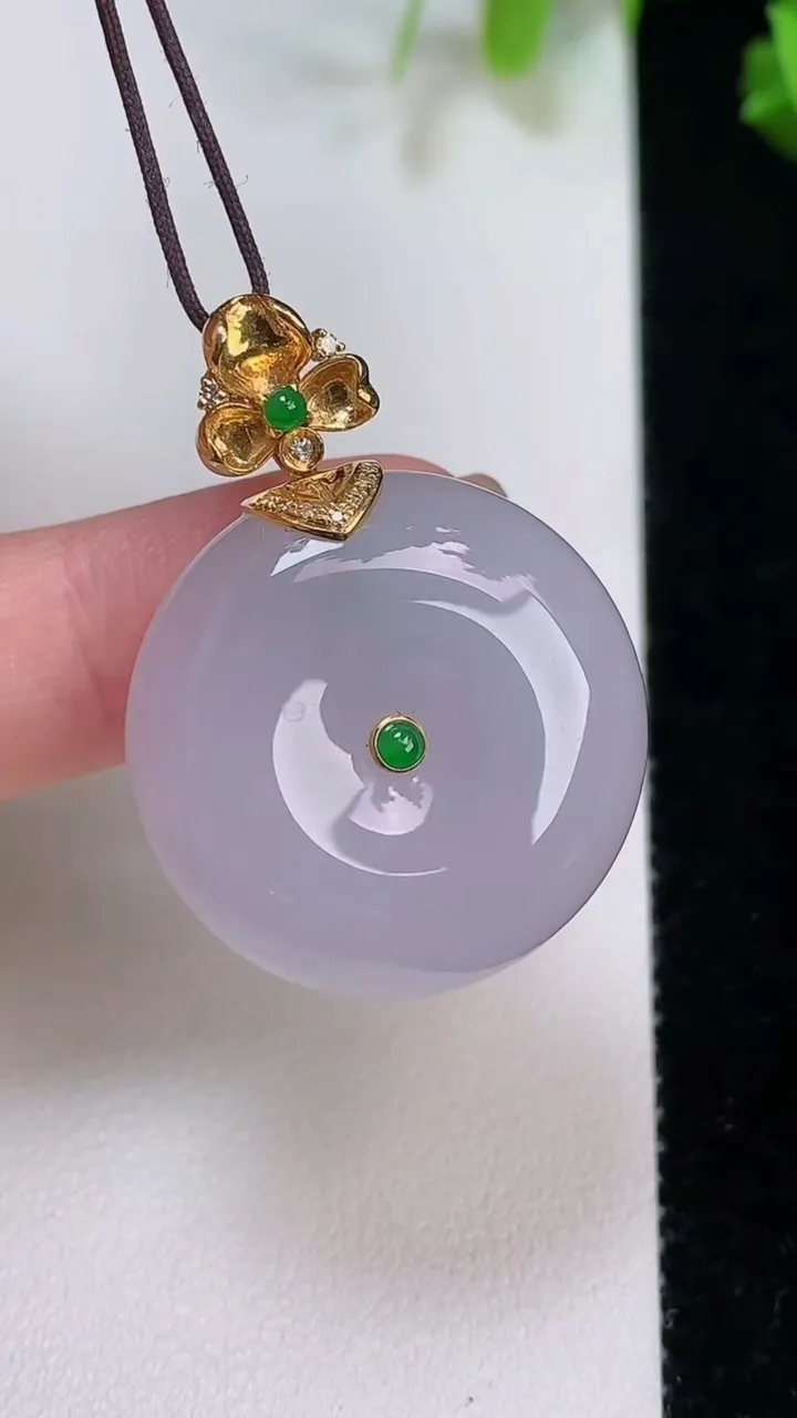 天然A货翡翠18k金紫罗兰平安扣吊坠，尺寸26.4-10.4，重量:16.66g
8月7日