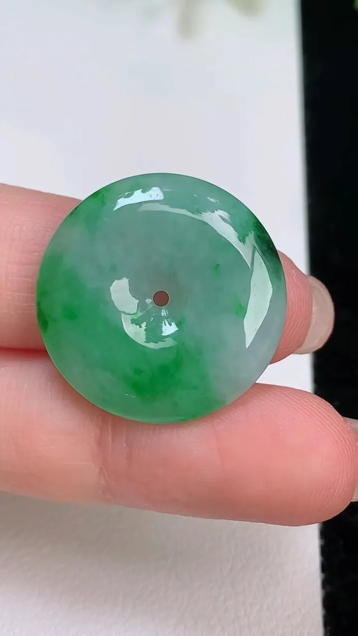 天然A货翡翠平安扣吊坠，尺寸23.2-4.6，重量:5.21g
8月7日