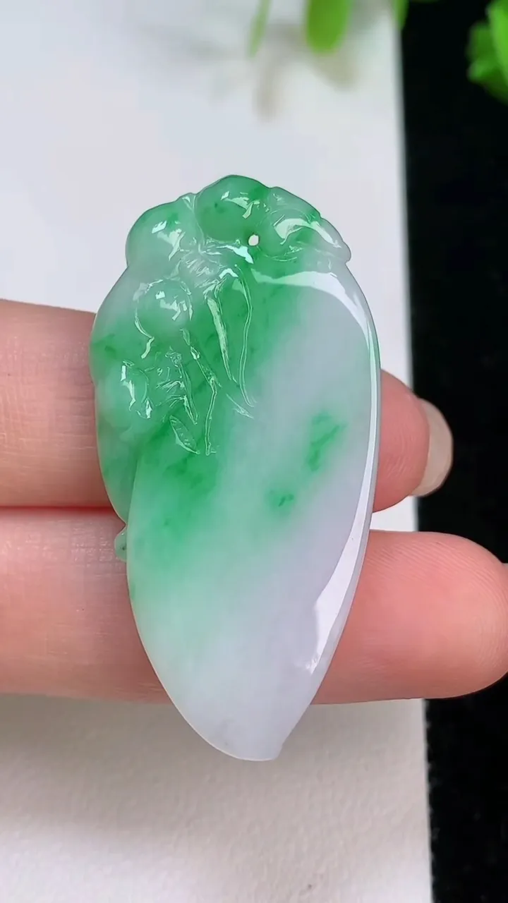 天然A货翡翠福瓜吊坠，尺寸43.6-21.7-5.5，重量:9.50g
8月7日