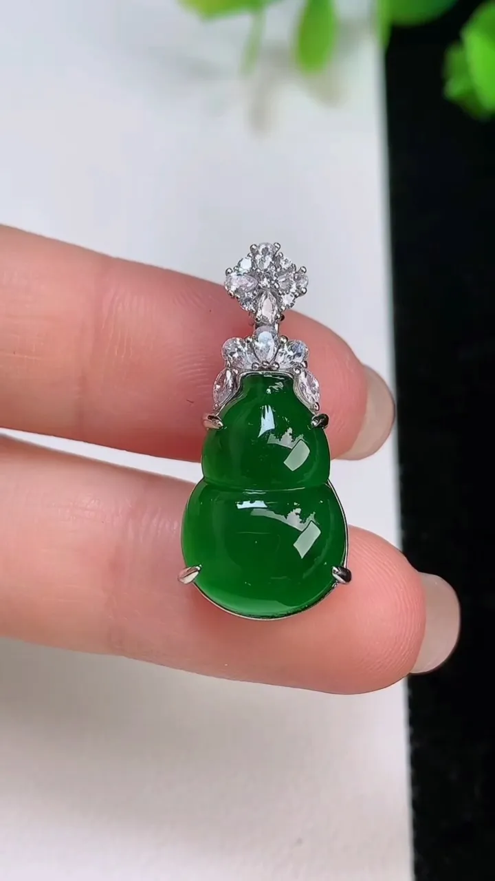 天然A货翡翠葫芦吊坠，尺寸27.8-18-12.5-8.6，重量:4.20g
8月7日
