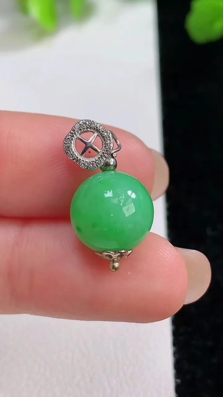 天然A货翡翠圆珠吊坠，尺寸11，重量:2.52g
8月7日