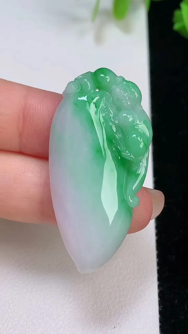 天然A货翡翠福瓜吊坠，尺寸43.6-21.7-5.5，重量:9.50g
8月7日