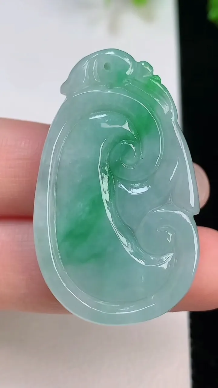 天然A货翡翠如意吊坠，尺寸40-23.7-6.3，重量:11.93g
8月7日