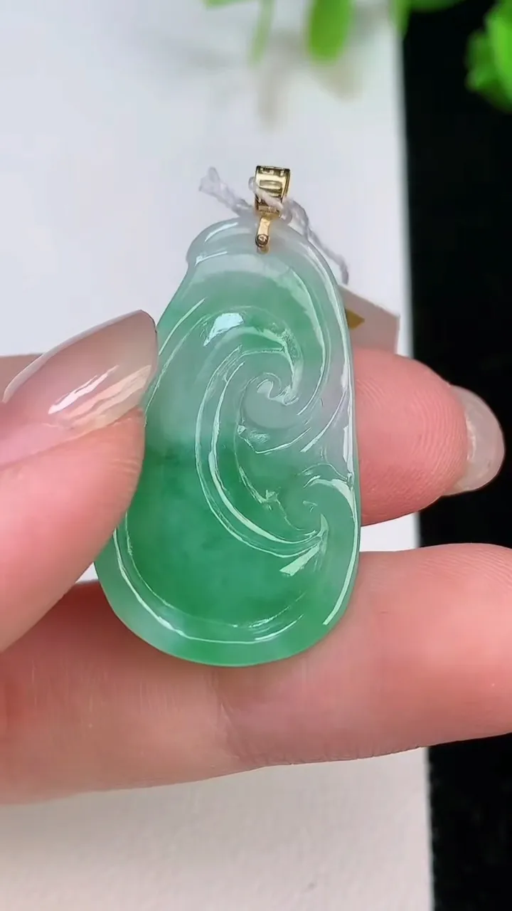 天然A货翡翠如意吊坠，尺寸32-18-4.7，重量:4.52g
8月7日