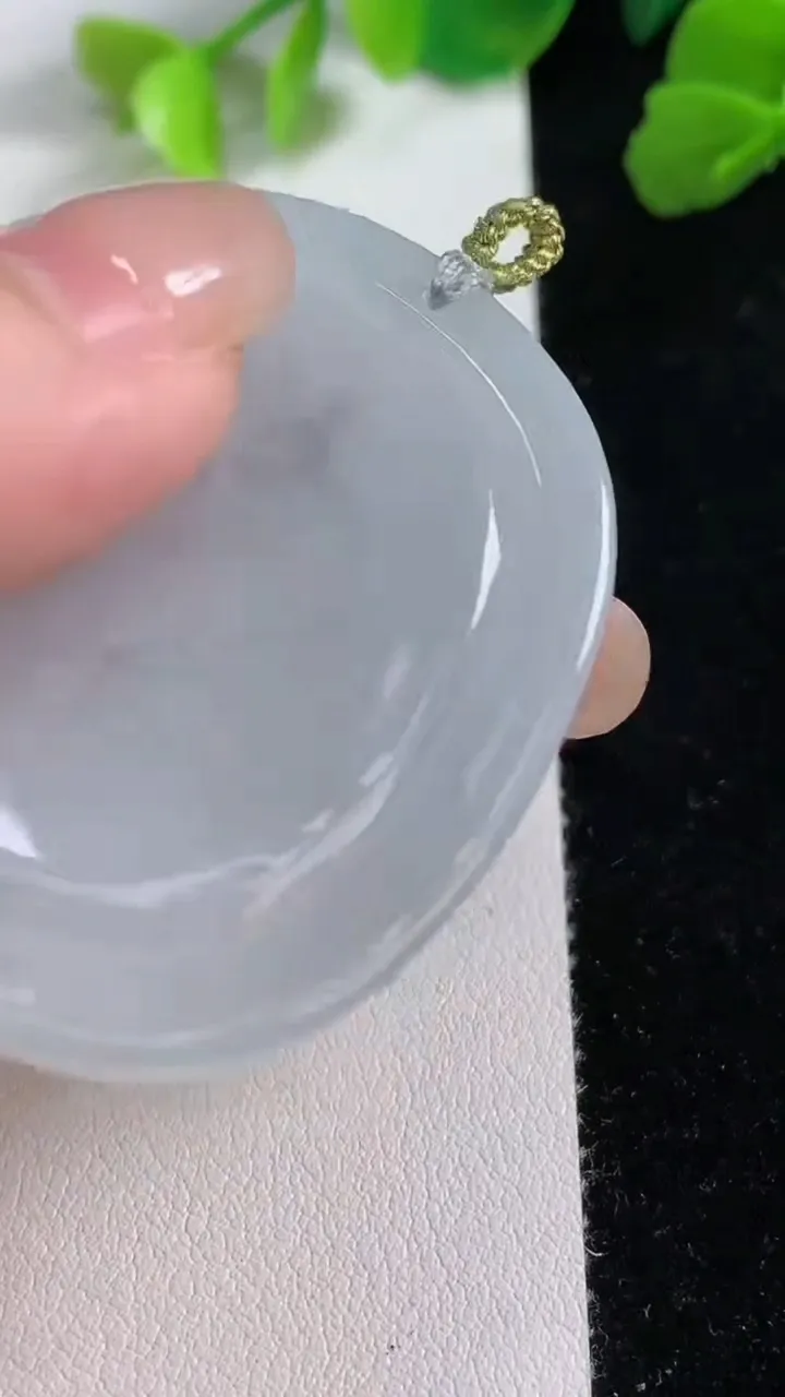 天然A货翡翠飘花麒麟吊坠，尺寸47.8-42.2-5.4，重量:23.97g
8月7日