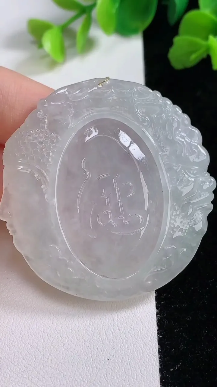 天然A货翡翠一念之间吊坠，尺寸48.5-48.4-5.4，重量:24.62g
8月7日