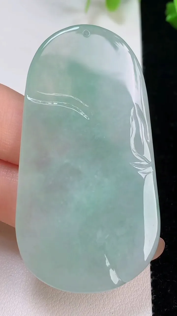天然A货翡翠不动明王吊坠，尺寸60.4-32.5-6，重量:26.94g
8月7日