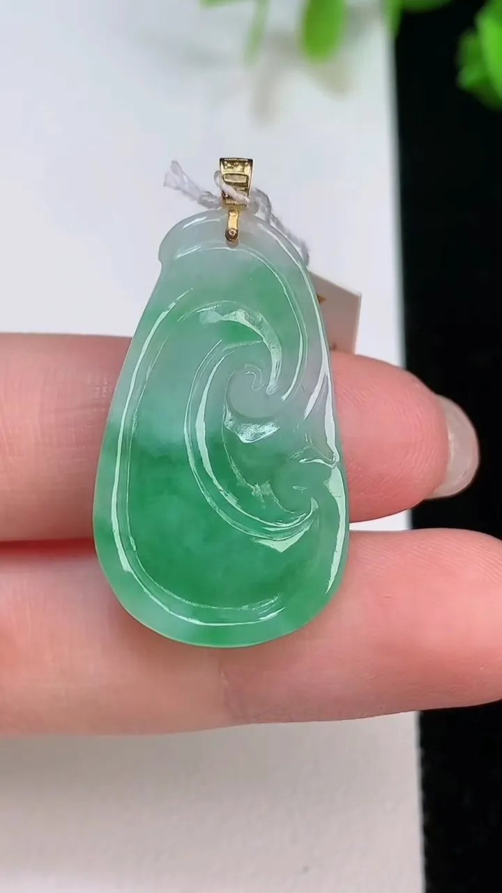 天然A货翡翠如意吊坠，尺寸32-18-4.7，重量:4.52g
8月7日