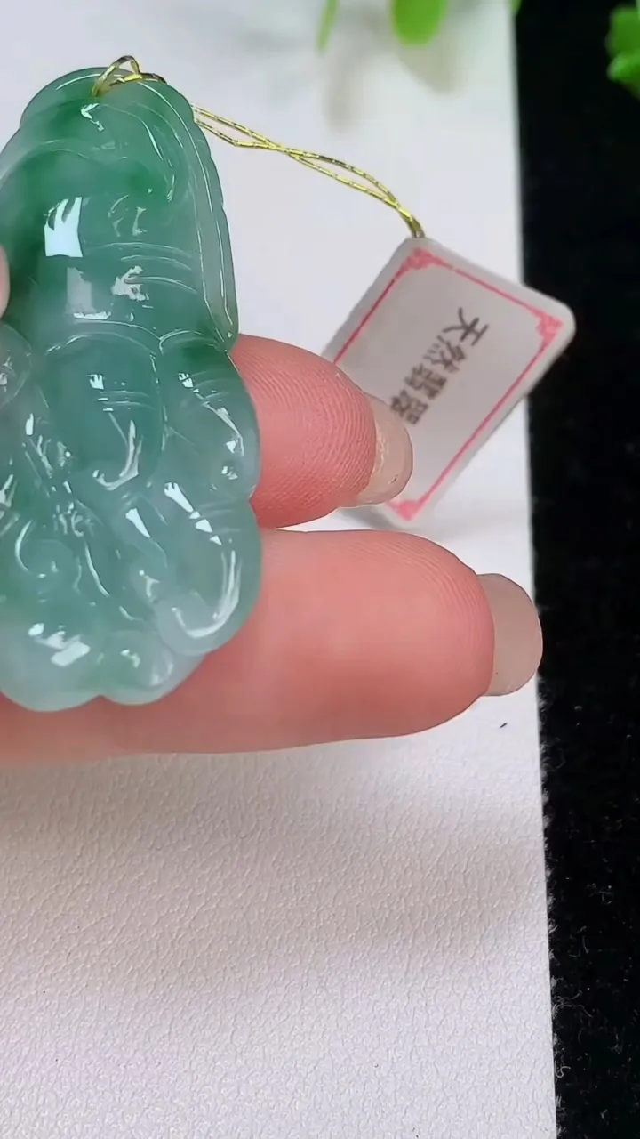 天然A货翡翠飘花佛手瓜吊坠，尺寸43-20.7-8，重量:11.83g
8月7日