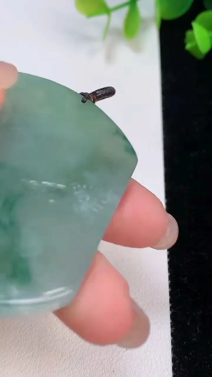天然A货翡翠牌吊坠，尺寸55.3-46.3-6，重量:38.43g
8月7日