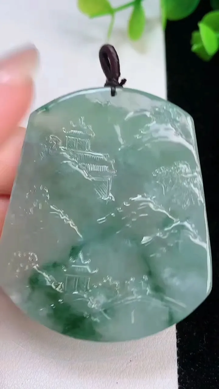 天然A货翡翠牌吊坠，尺寸55.3-46.3-6，重量:38.43g
8月7日