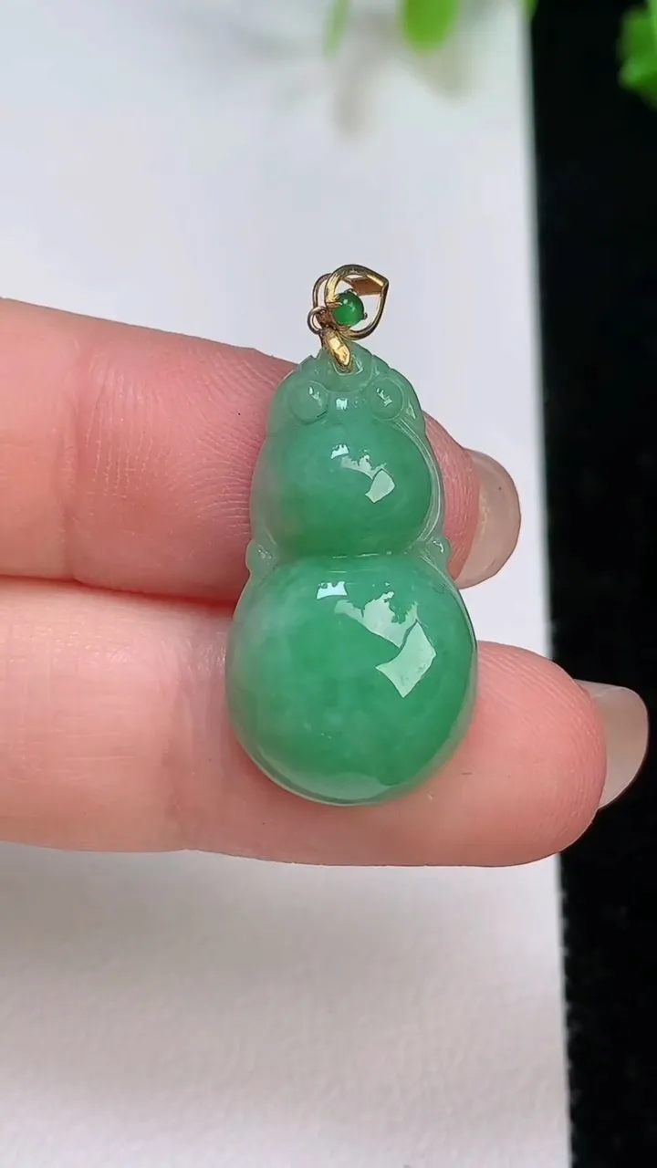 天然A货翡翠葫芦吊坠，尺寸24-13.4-5.5，重量:2.80g
8月7日