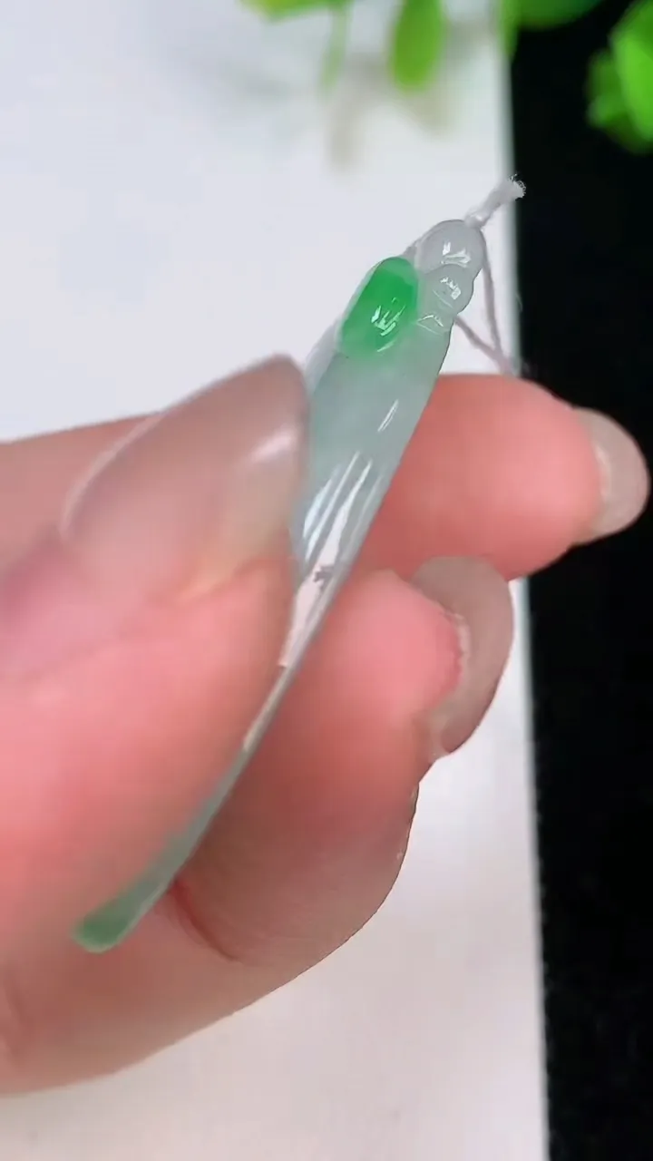 天然A货翡翠如意吊坠，尺寸42.6-22-5.8，重量:10.05g
8月7日