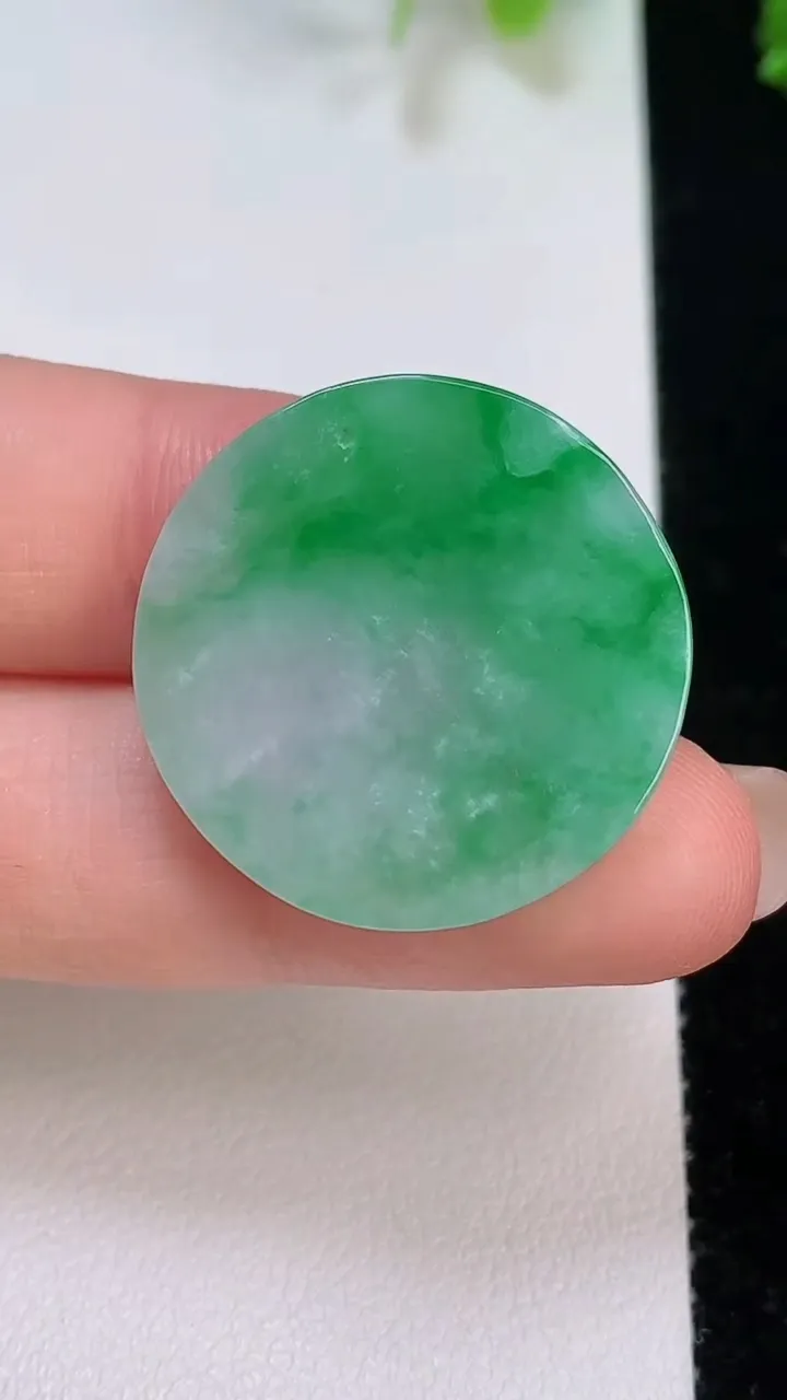 天然A货翡翠无事牌镶嵌件，尺寸26-3，重量:5.35g
8月7日