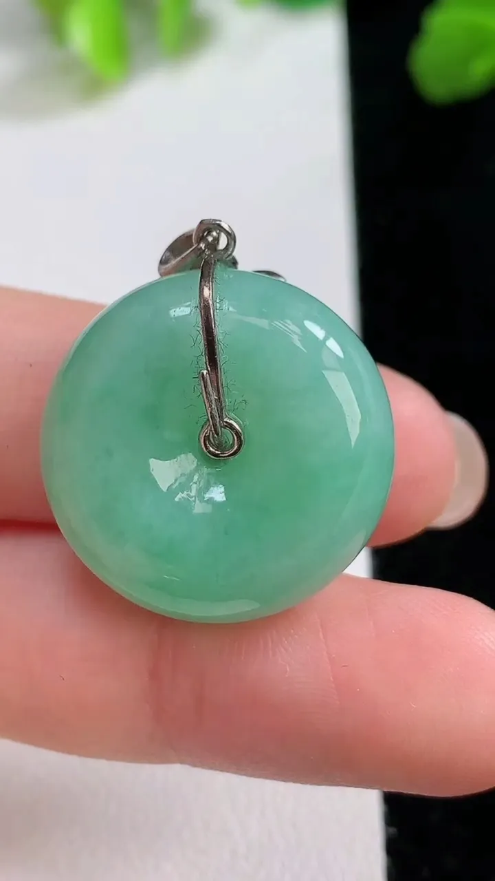 天然A货翡翠平安扣吊坠，尺寸22-9.5，重量:10.37g
8月7日