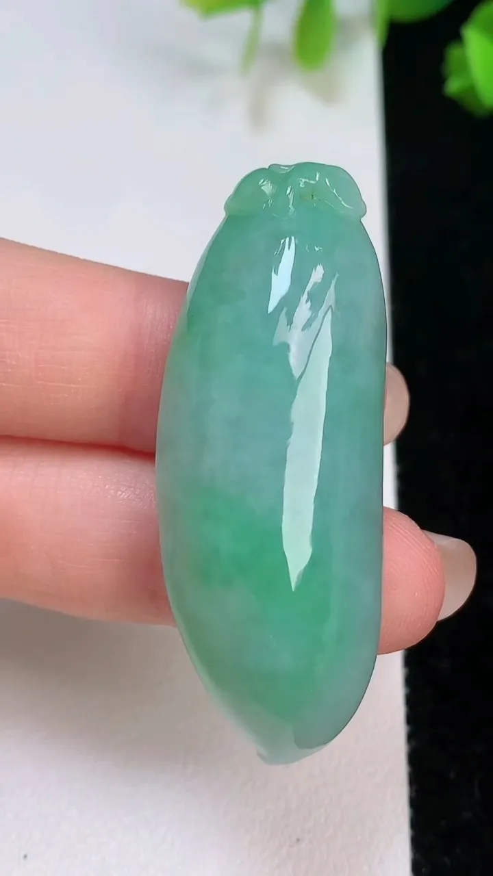 天然A货翡翠福瓜吊坠，尺寸47.3-17.7-11.7，重量:17.21g
8月7日