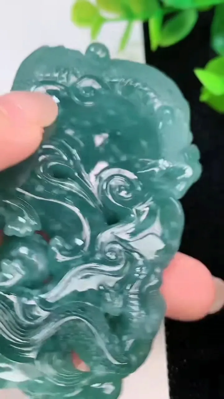 天然A货翡翠蓝水龙牌吊坠，尺寸82.5-48-13.5，重:82.56g
8月7日