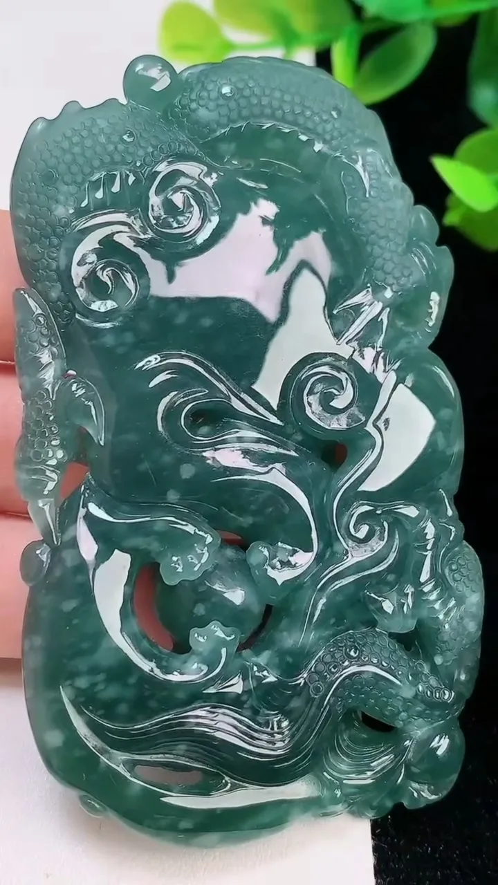 天然A货翡翠蓝水龙牌吊坠，尺寸82.5-48-13.5，重:82.56g
8月7日