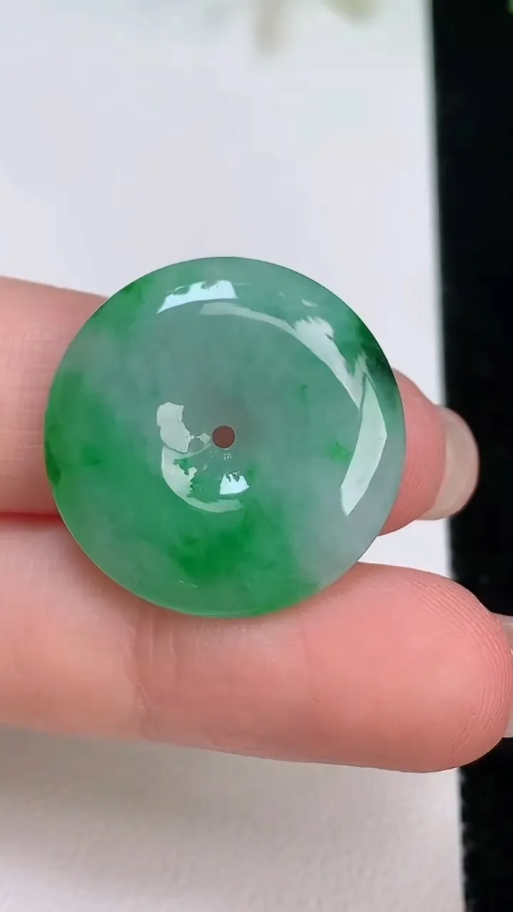 天然A货翡翠平安扣吊坠，尺寸23.2-4.6，重量:5.21g
8月7日