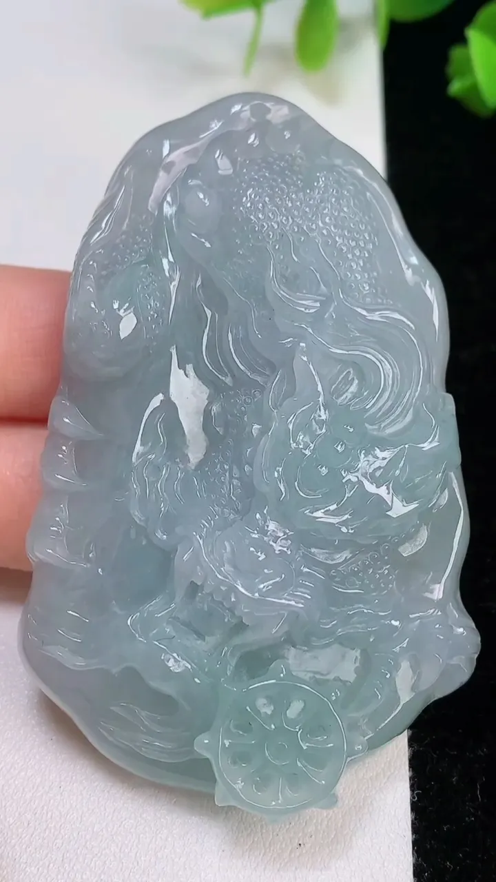 天然A货翡翠飘花龙牌吊坠，尺寸66.6-43.4-12，重量:58.08g
8月7日