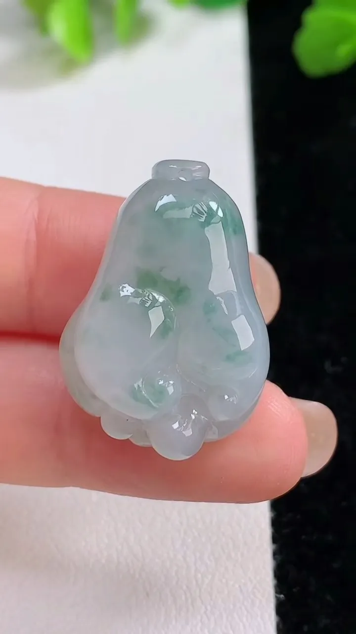 天然A货翡翠飘花佛手瓜吊坠，尺寸27.3-18-11.6，重量:10.80g
8月7日