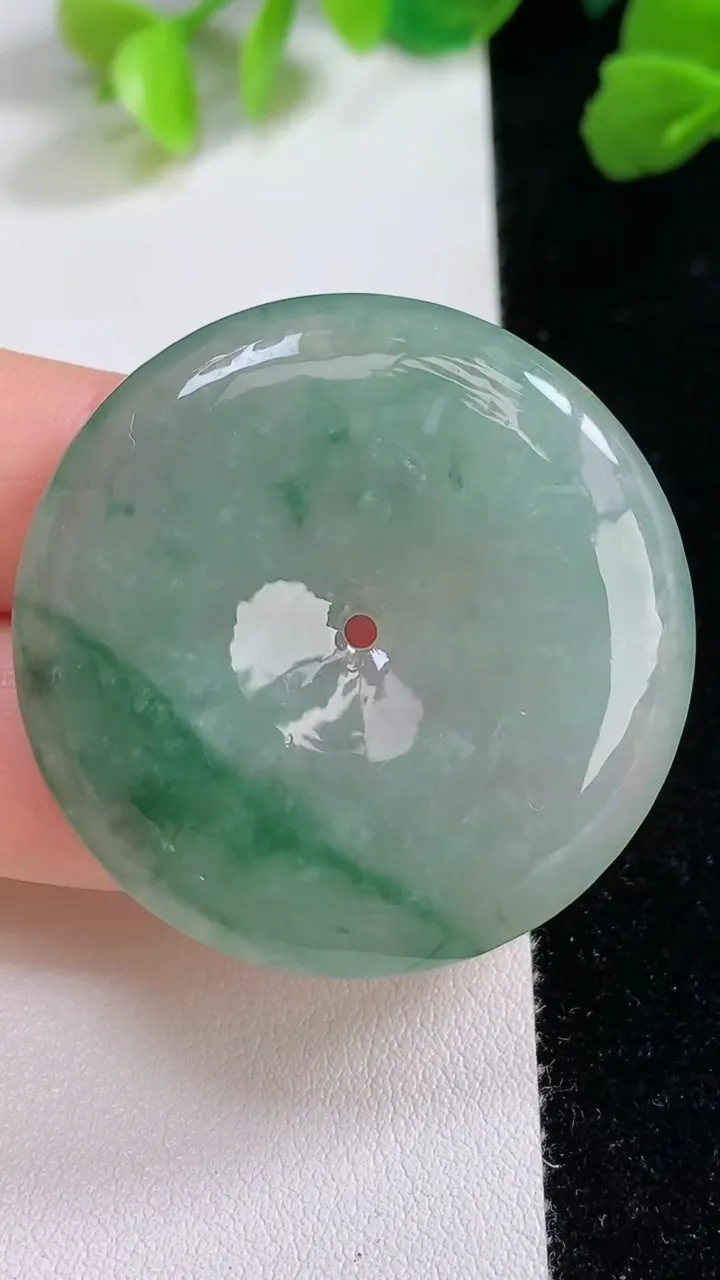 天然A货翡翠平安扣吊坠，尺寸38.4-5.7，重量:18.88g
8月7日