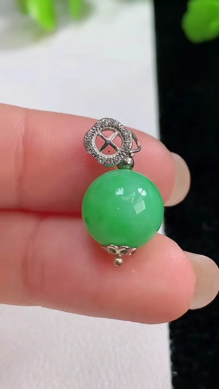 天然A货翡翠圆珠吊坠，尺寸11，重量:2.52g
8月7日