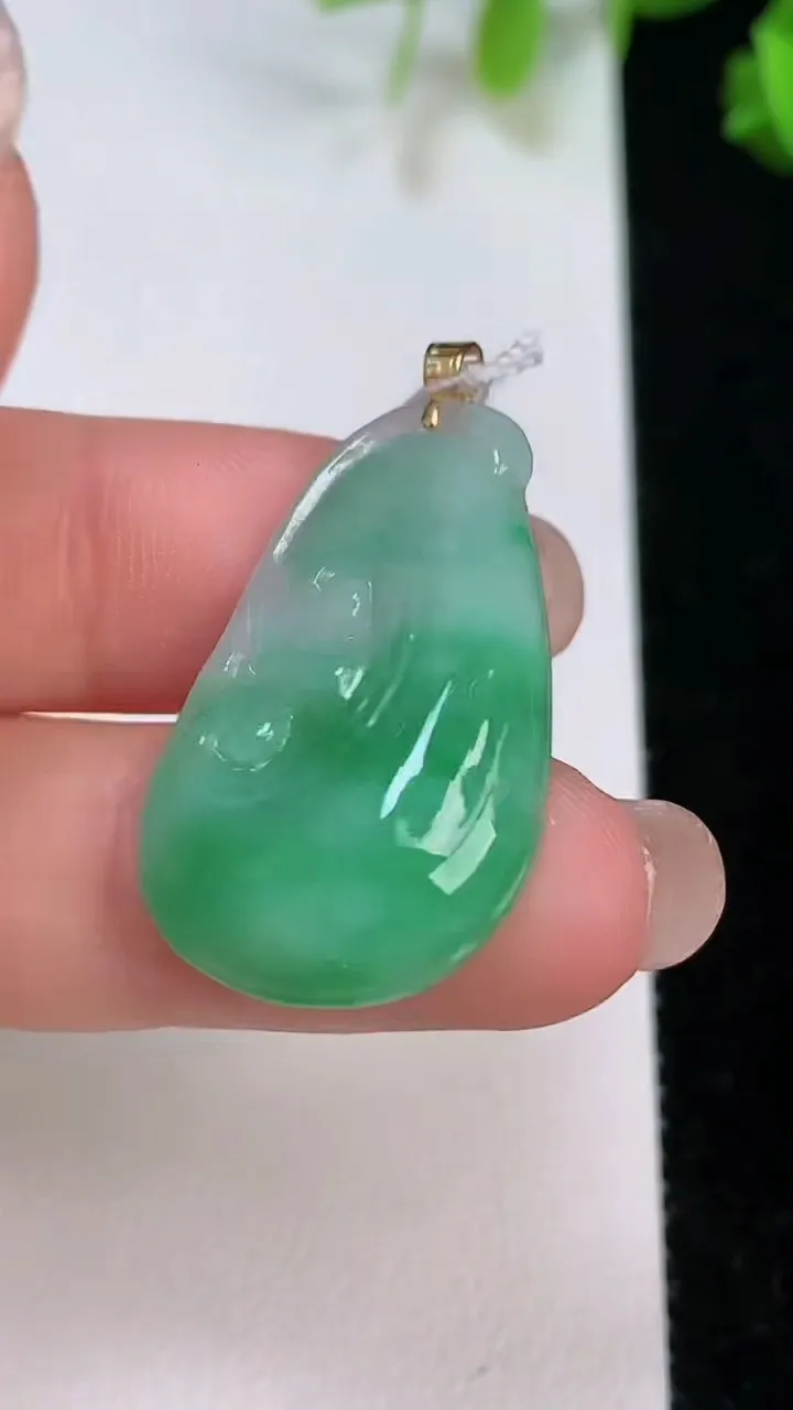 天然A货翡翠如意吊坠，尺寸32-18-4.7，重量:4.52g
8月7日