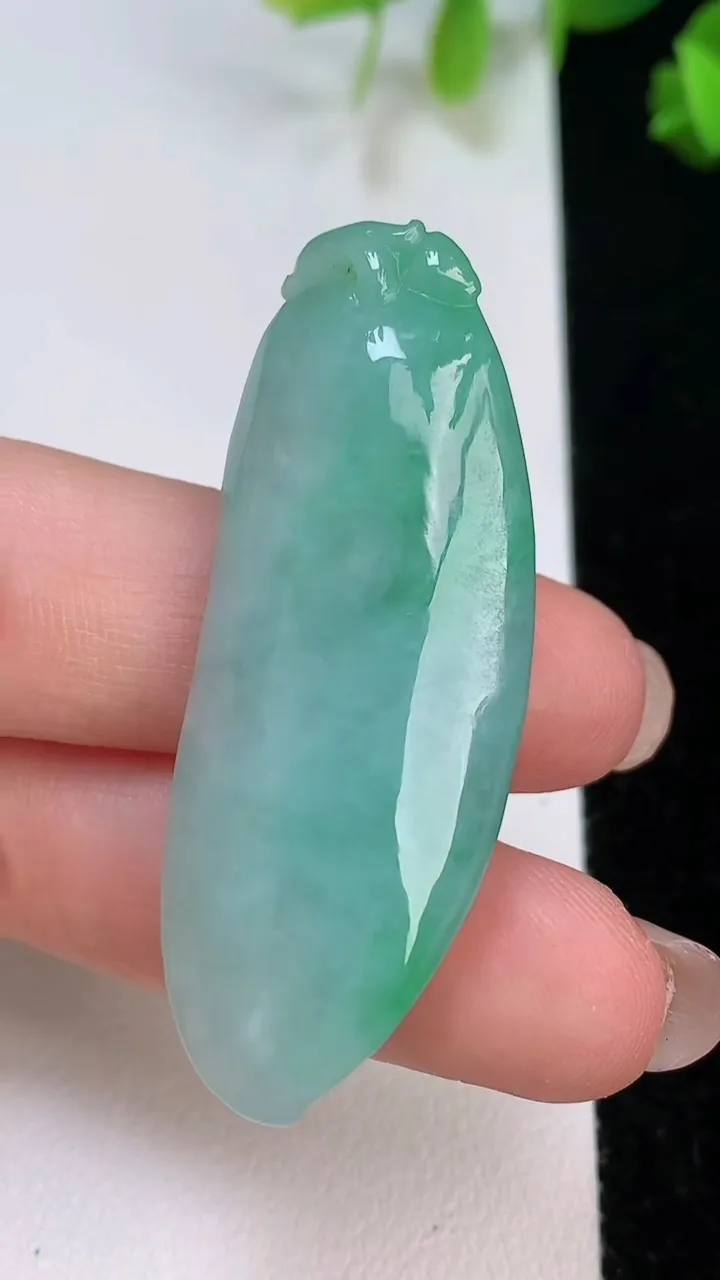 天然A货翡翠福瓜吊坠，尺寸47.3-17.7-11.7，重量:17.21g
8月7日