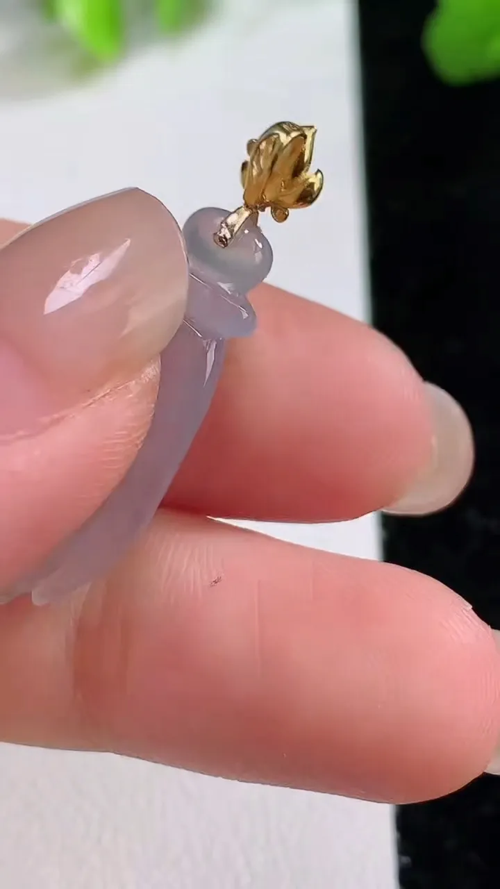 天然A货翡翠种掌上明珠吊坠，尺寸27-9.8-4，重量:2.22g8月7日
工厂直销收藏佳品,种好水足，色泽均匀，有种有色，上手高大气！