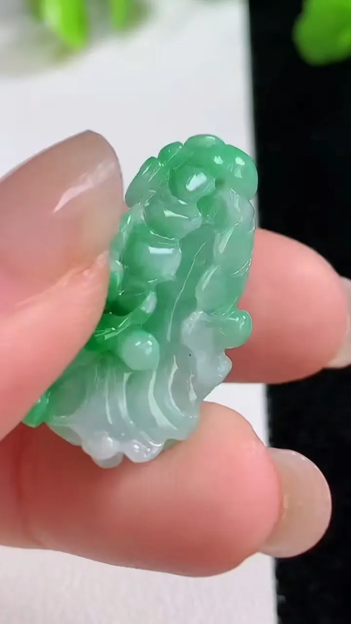 天然A货翡翠白菜吊坠，尺寸28-14-8.6，重量:5.57g
8月7日