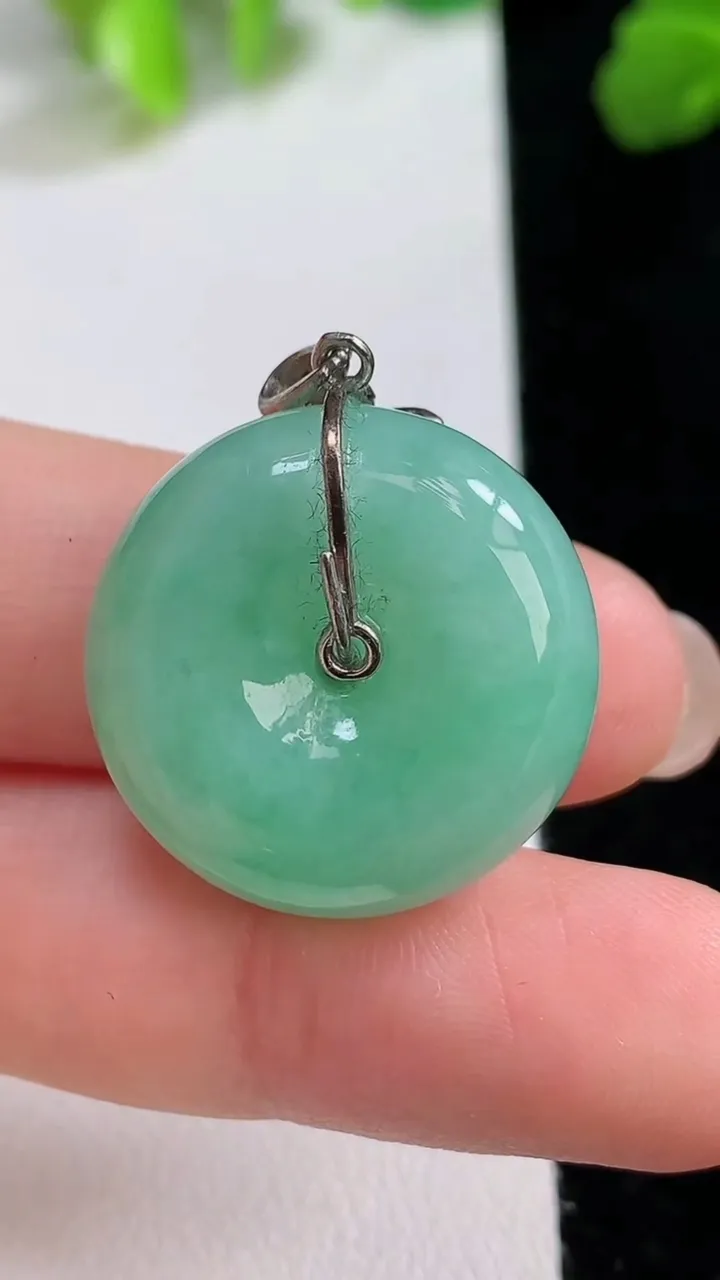 天然A货翡翠平安扣吊坠，尺寸22-9.5，重量:10.37g
8月7日