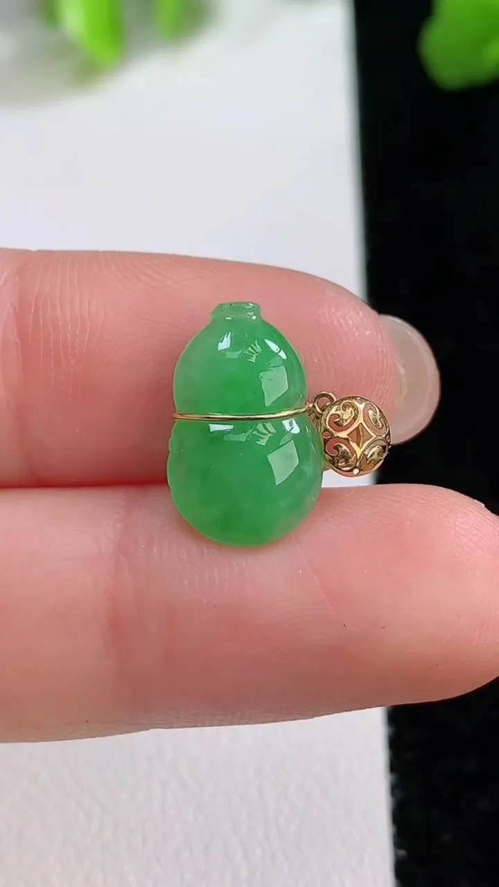 天然A货翡翠葫芦吊坠，尺寸14-9-2.6，重量:0.80g
8月7日