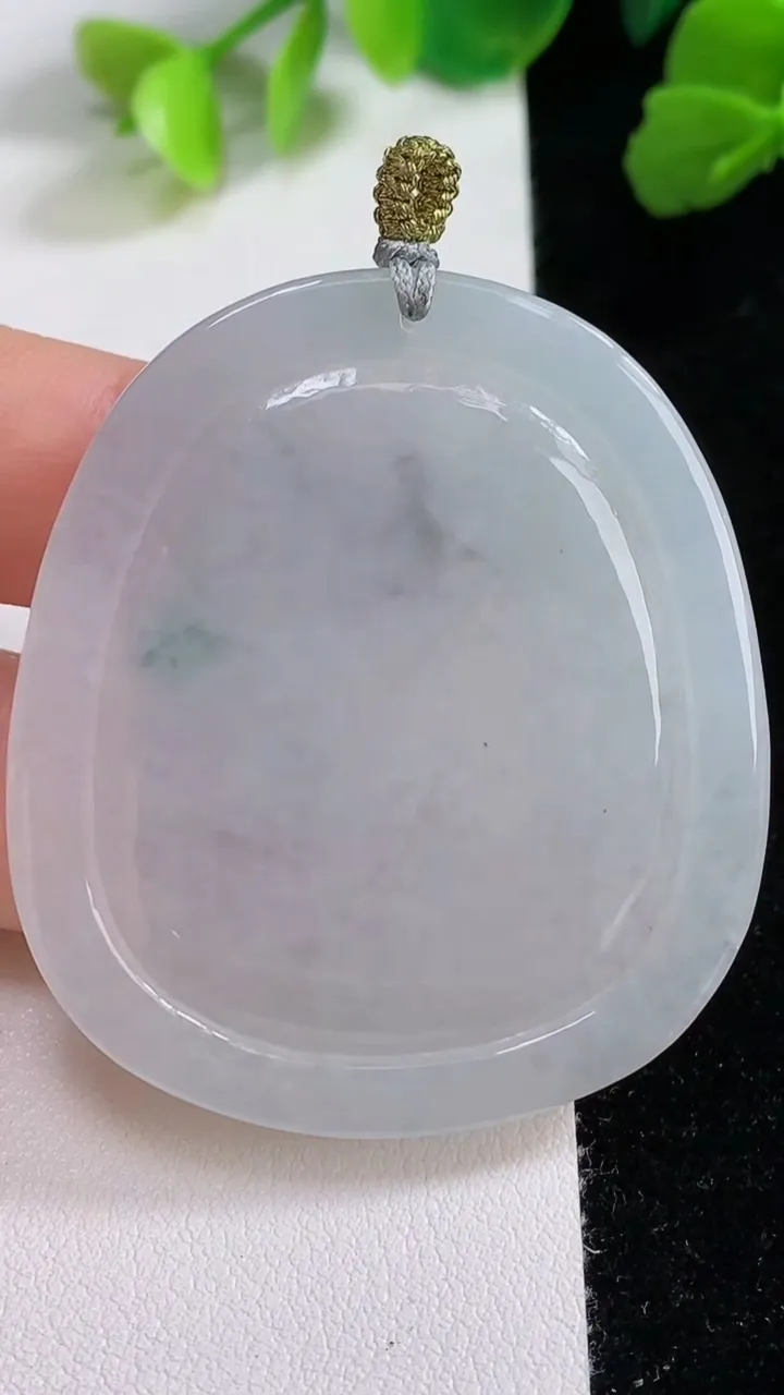 天然A货翡翠飘花麒麟吊坠，尺寸47.8-42.2-5.4，重量:23.97g
8月7日