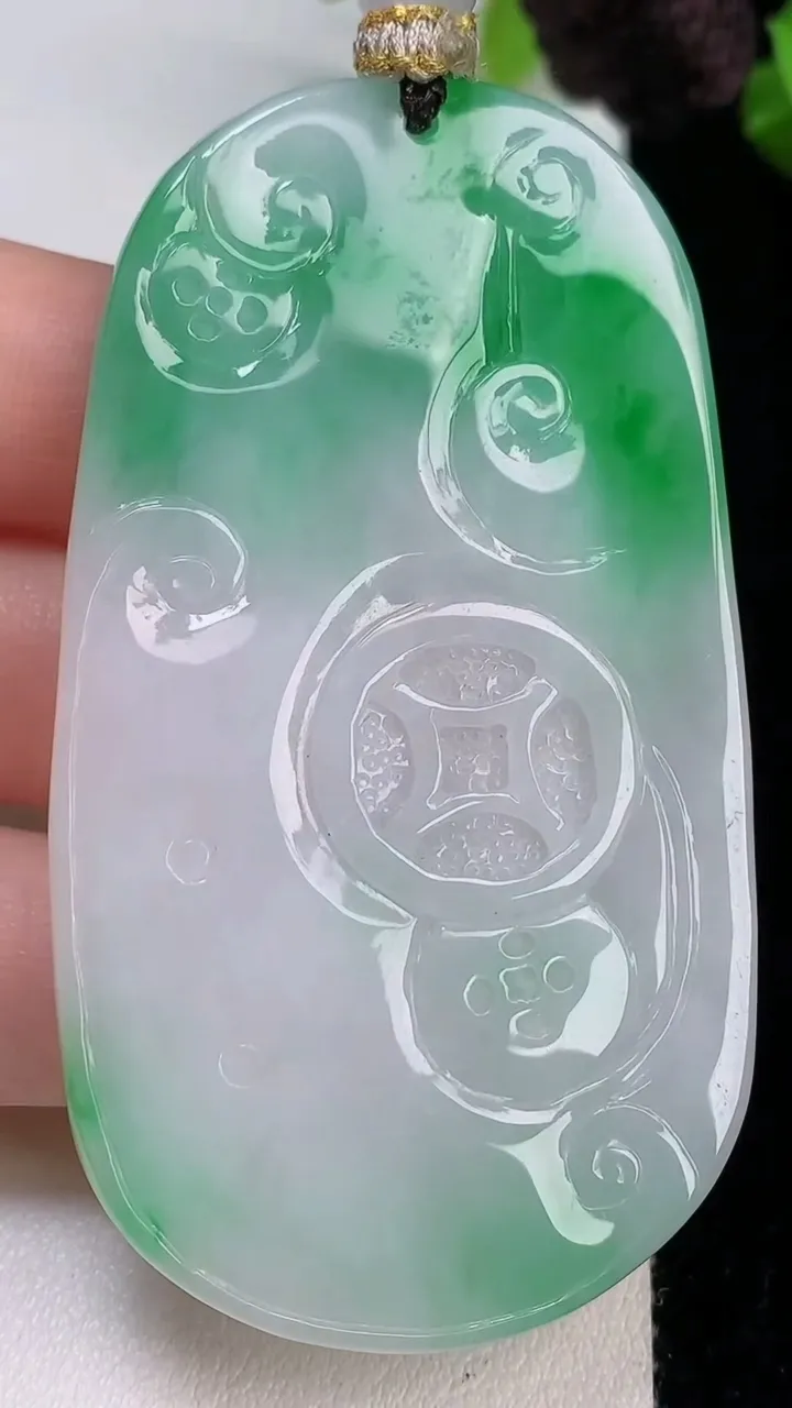 天然A货翡翠梅花鹿吊坠，尺寸68-37.4-5.8，重量:40.27g
8月7日