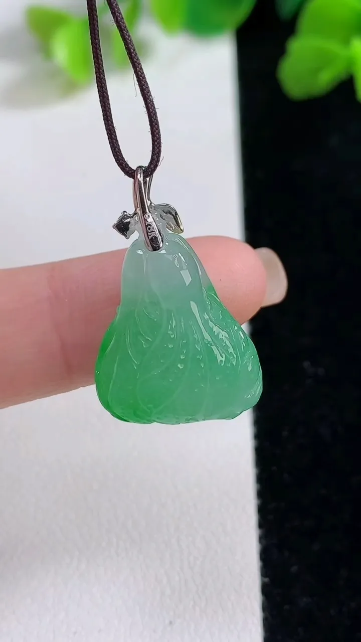 天然A货翡翠白菜吊坠，尺寸22.5-15.5-7，重量:3.97g
8月8日