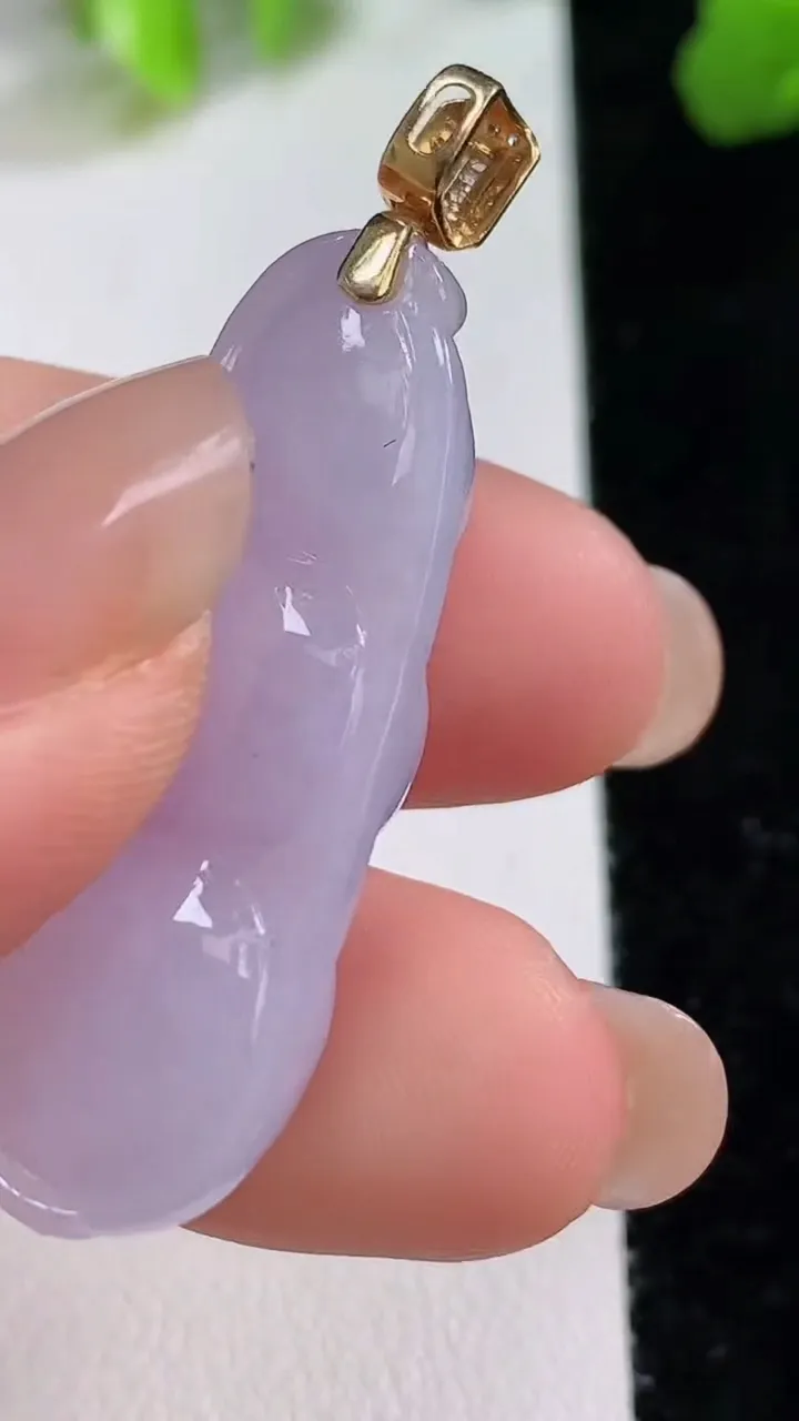 天然A货翡翠18k金紫罗兰福豆吊坠，尺寸35.4-13-11，重量:10.05g
8月8日