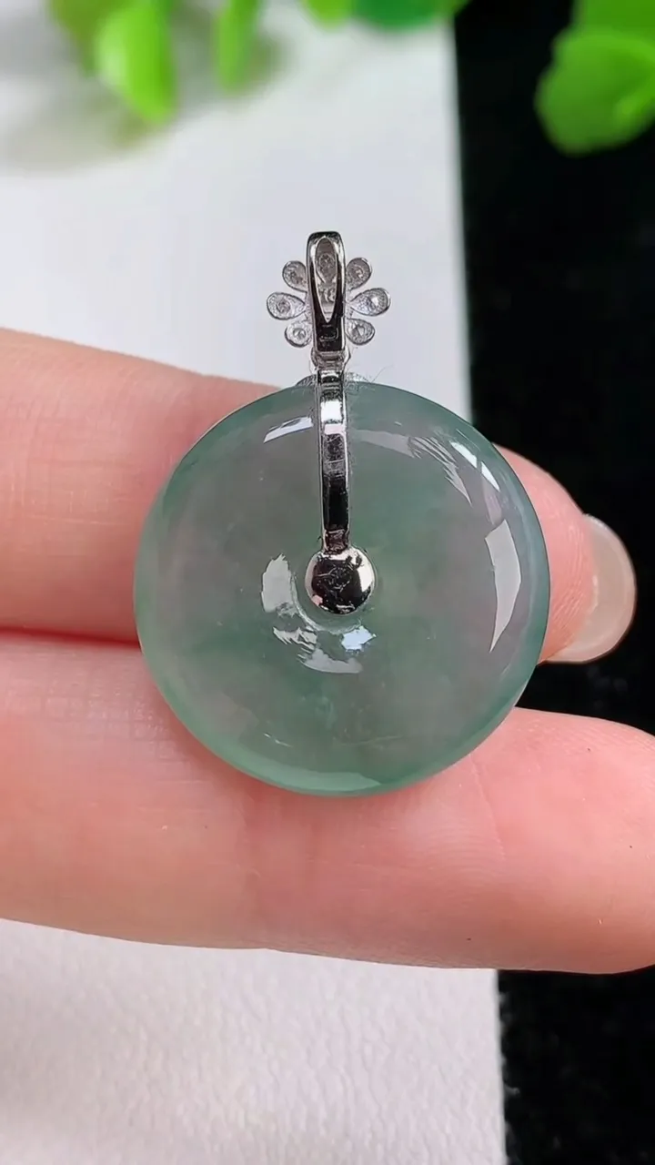 天然A货翡翠种飘花平安扣吊坠，尺寸20.7-6.2，重量:5.34g
8月8日