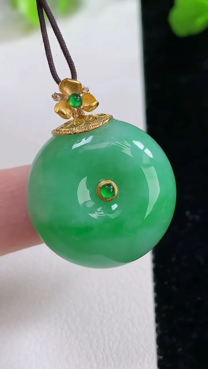 天然A货翡翠平安扣吊坠，尺寸23-12.5，重量:14.74g
8月8日