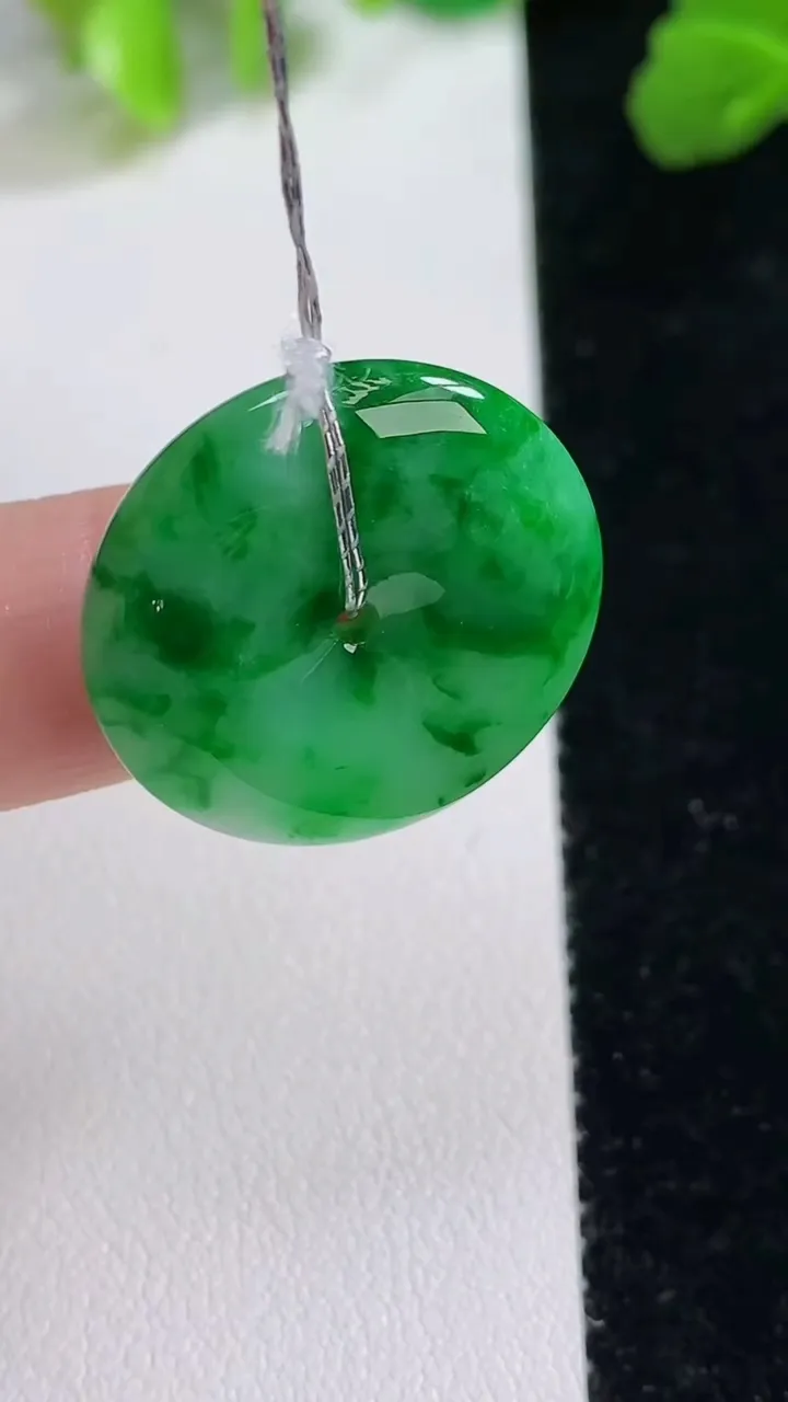 天然A货翡翠平安扣吊坠，尺寸22-5.2，重量: 5.90g
8月8日