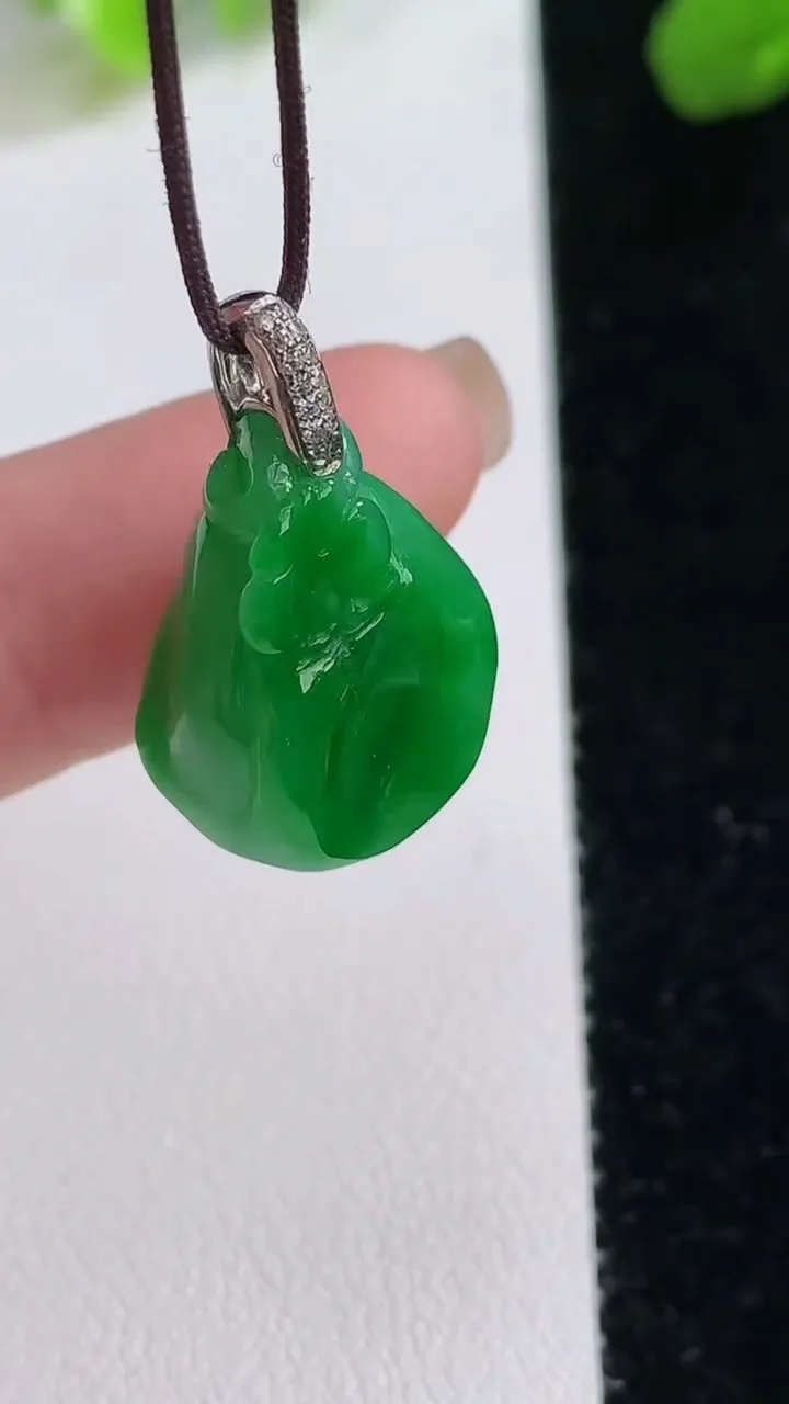 天然A货翡翠莲蓬吊坠，尺寸17.4-13-10.5，重量:4.90g
8月8日