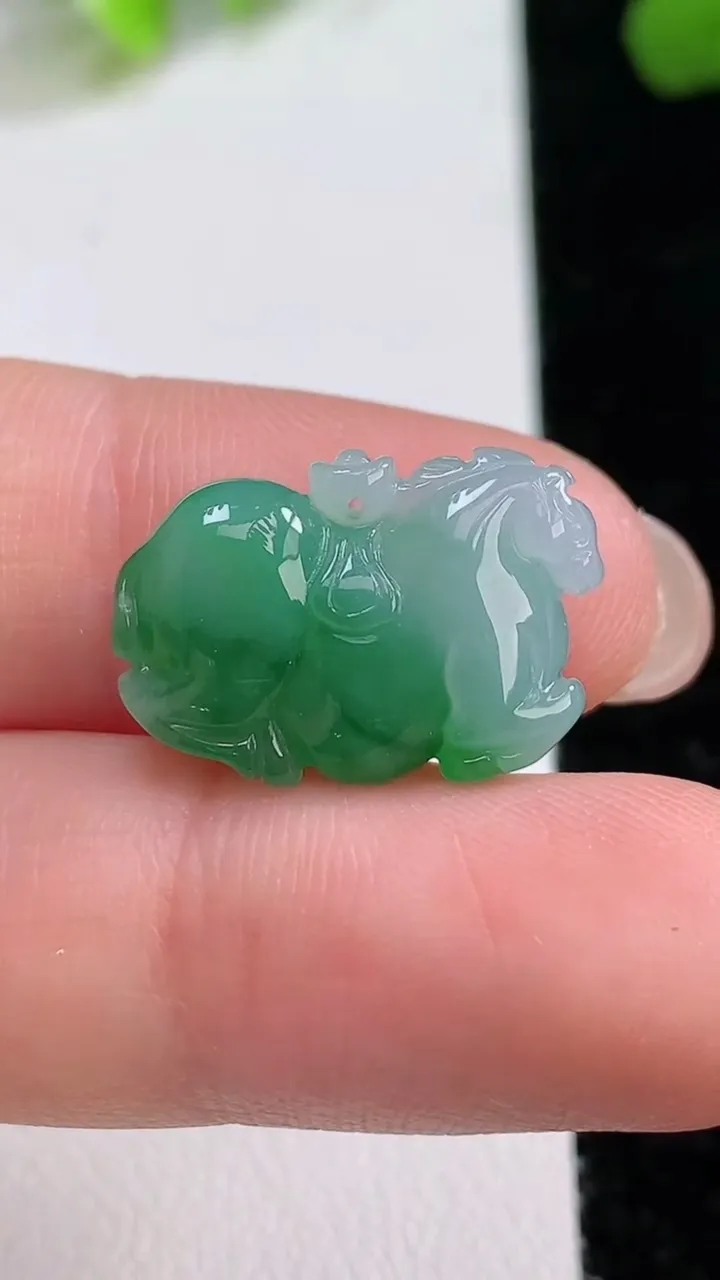 天然A货翡翠生肖马吊坠，尺寸12.8-19-6，重量:2.72g
8月8日