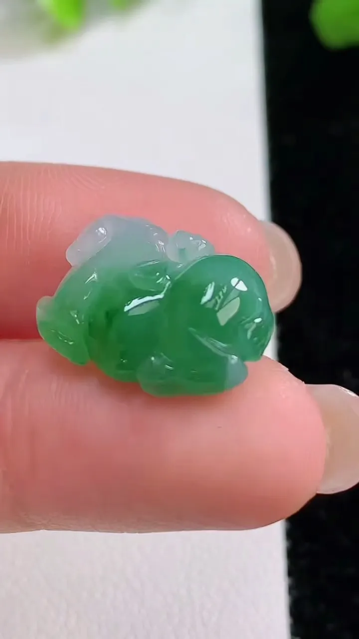 天然A货翡翠生肖马吊坠，尺寸12.8-19-6，重量:2.72g
8月8日