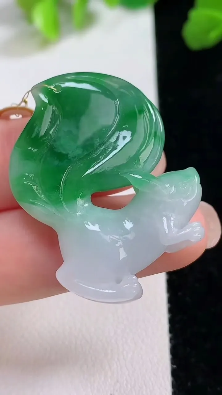 天然A货翡翠松鼠吊坠，尺寸33.5-30-5.2，重量:9.91g
8月8日