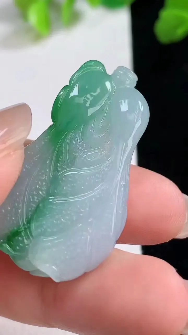 天然A货翡翠白菜吊坠，尺寸37.4-20.4-7.7，重量:11.57g
8月8日