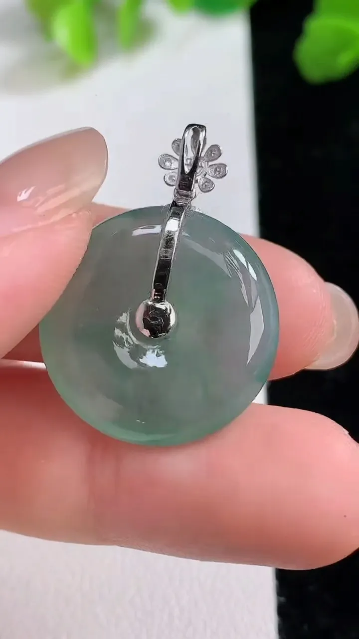 天然A货翡翠种飘花平安扣吊坠，尺寸20.7-6.2，重量:5.34g
8月8日
