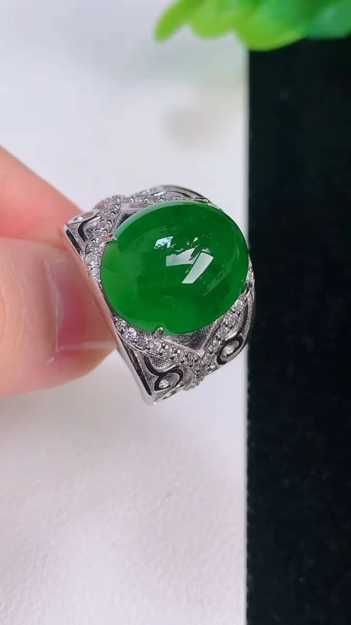 天然A货翡翠蛋面戒指，尺寸17.4-13，重量:8.92g2025年8月8日
工厂直销收藏佳品,种好