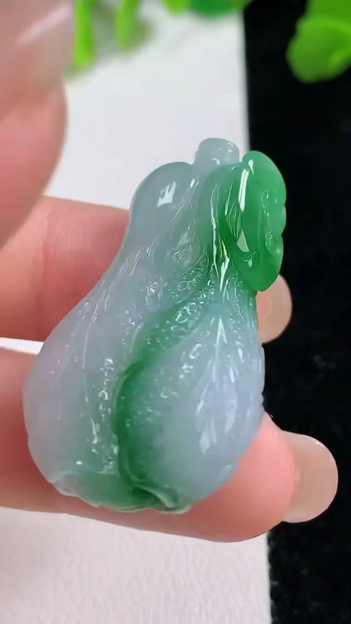 天然A货翡翠白菜吊坠，尺寸37.4-20.4-7.7，重量:11.57g
8月8日
