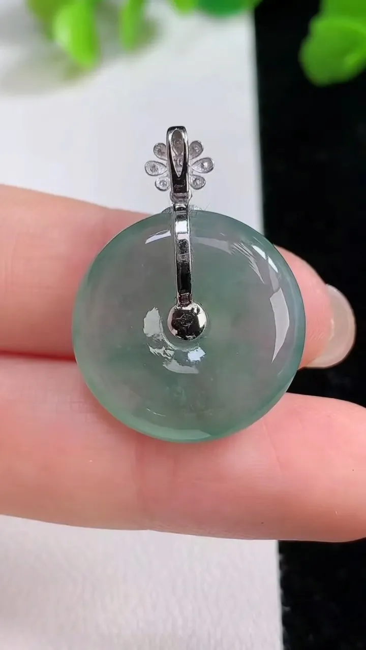 天然A货翡翠种飘花平安扣吊坠，尺寸20.7-6.2，重量:5.34g
8月8日