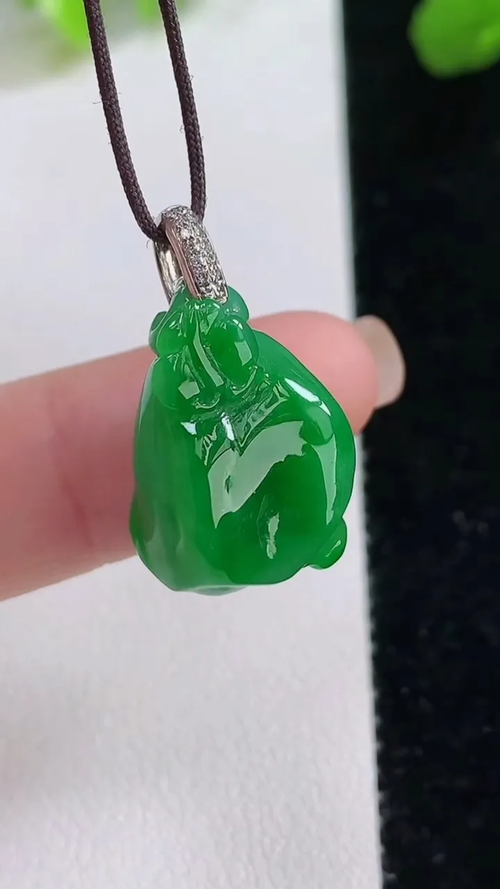 天然A货翡翠莲蓬吊坠，尺寸17.4-13-10.5，重量:4.90g
8月8日
